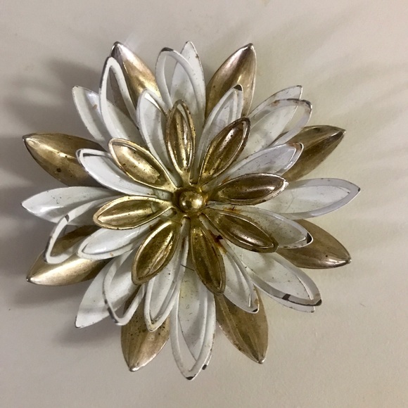 Sarah Coy Stamped Gold & White Flower Brouch - Picture 2 of 6
